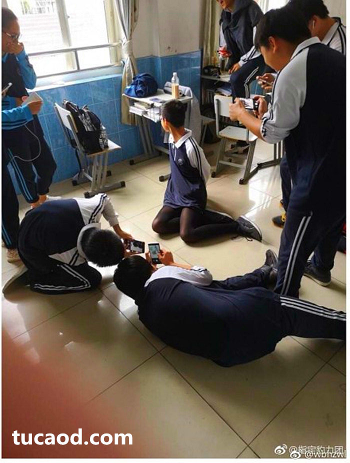 男性女性化装扮取悦同性(隐含着尊严侮辱和自降社会阶级),典型的男权主义社会遗毒。