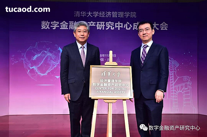 清华大学经济管理学院院长白重恩(左)与捐赠方比特大陆联合创始人、首席执行官吴忌寒(右)