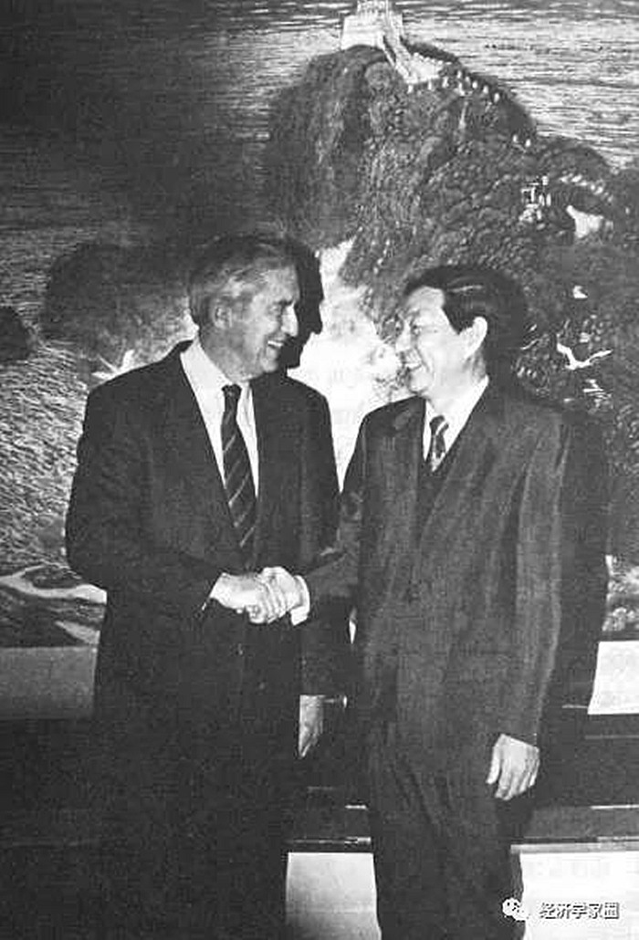 1994年1月20日,朱镕基在人民大会堂会见美国财政部部长本特森。 (新华社记者 齐铁砚 摄) 记者张伟 《 青年参考 》( 2011年09月14日 01 版)