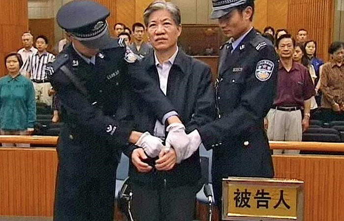 早在十年前的2006年,原国家药监局局长郑筱萸以受贿罪和渎职罪被捕入狱,最后判处死刑立即执行。