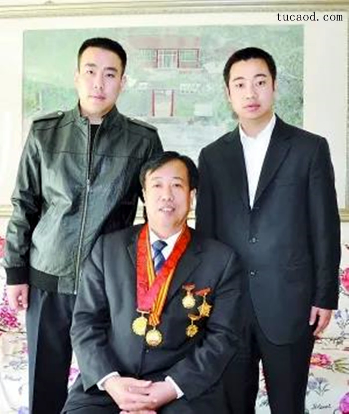 张玉玺党政经营一肩挑,人大代表,村总支书记,董事长。他的两个孩子,一个是“全面负责市场工作”的总经理,一个在管辖地丰台区的公安局担任副科长。