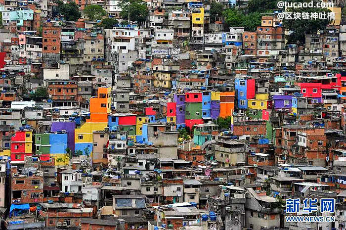 巴西的穷人不断涌入大城市打工,在郊区搭建很多(临时)窝棚 favela