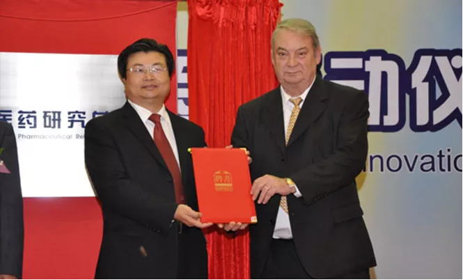 广药集团总裁李楚源(左)和穆拉德