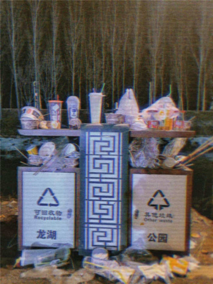 堆满的垃圾桶