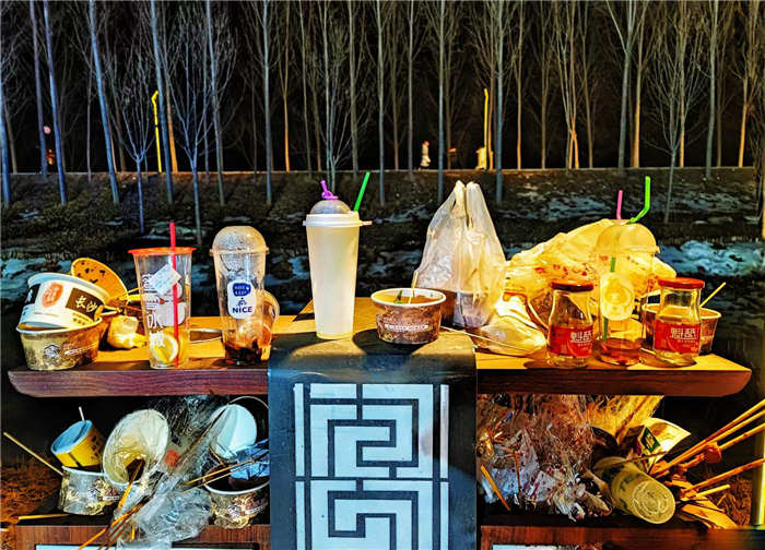 一位老师在看到垃圾桶堆满没人管，在朋友圈引发的深刻思考