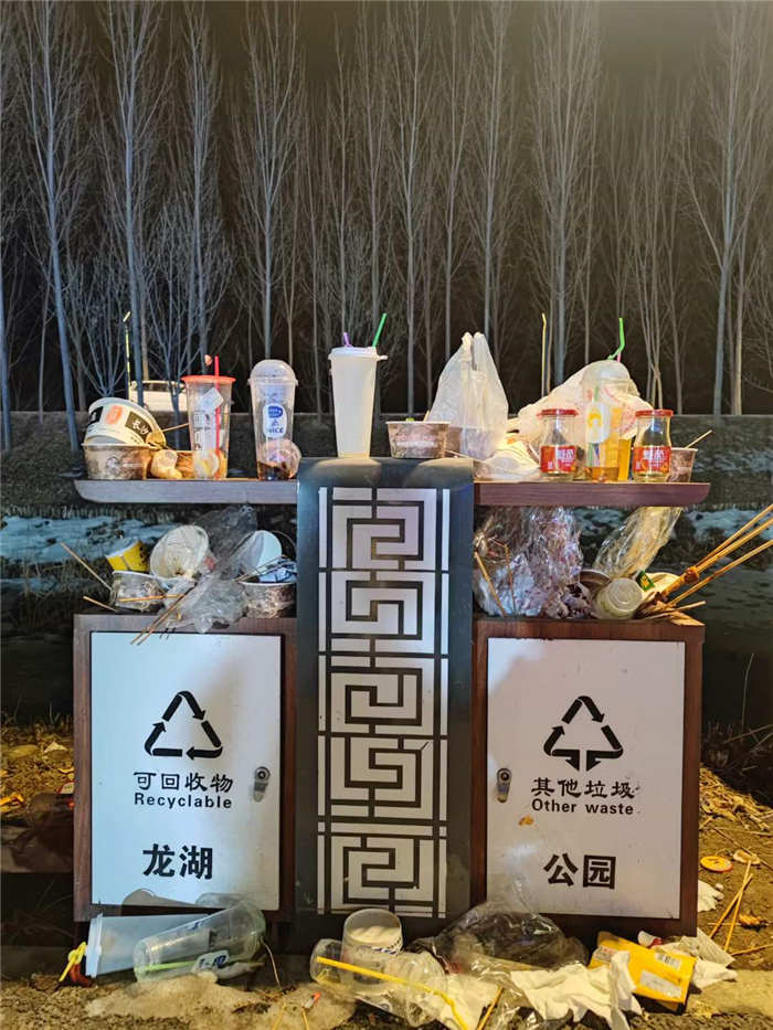 一位老师在看到垃圾桶堆满没人管，在朋友圈引发的深刻思考