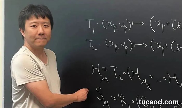 邓煜在黑板前讲解数学公式的照片