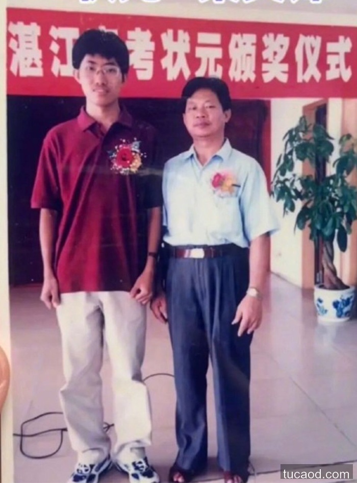 梁文锋-2002 年高考,他考了 806 分,湛江市状元。领奖照片今天还能搜到:枣红色短袖,胸前别着大红花,表情僵硬,一看就是被老师推上台的。那年秋天他进了浙大电子信息工程。但往后二十年,这个人身上再也没有出现过任何值得拍照的场合。